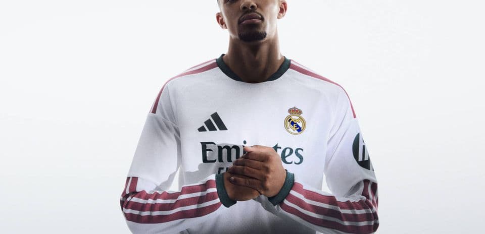 Jugador de Real Madrid en uniforme blanco posando