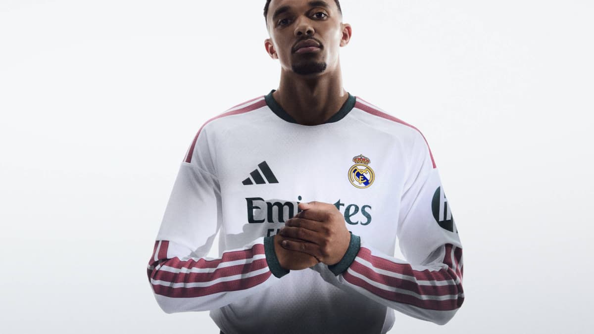 Jugador de Real Madrid en uniforme blanco posando