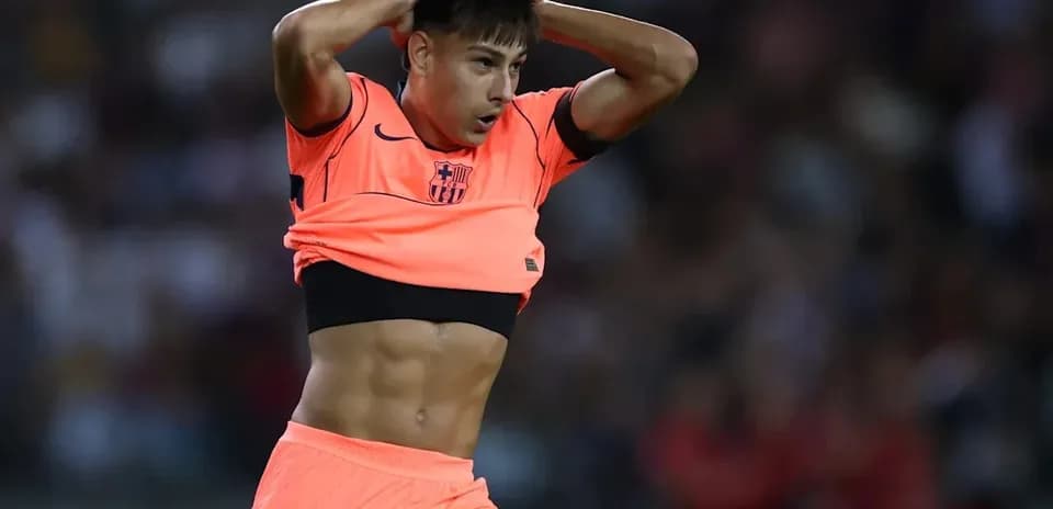 Jugador de Barcelona quitándose la camiseta durante el partido
