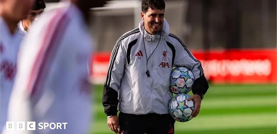 Entrenador de Liverpool con balones en la práctica