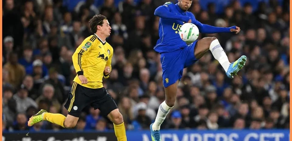 Jugador de Chelsea controla el balón en un partido