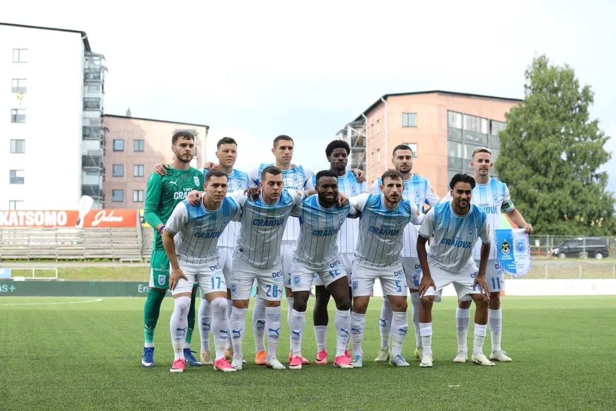 Equipo de Universitatea Craiova posando antes del partido