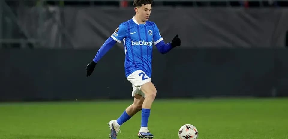 Jugador del KRC Genk controlando el balón en campo