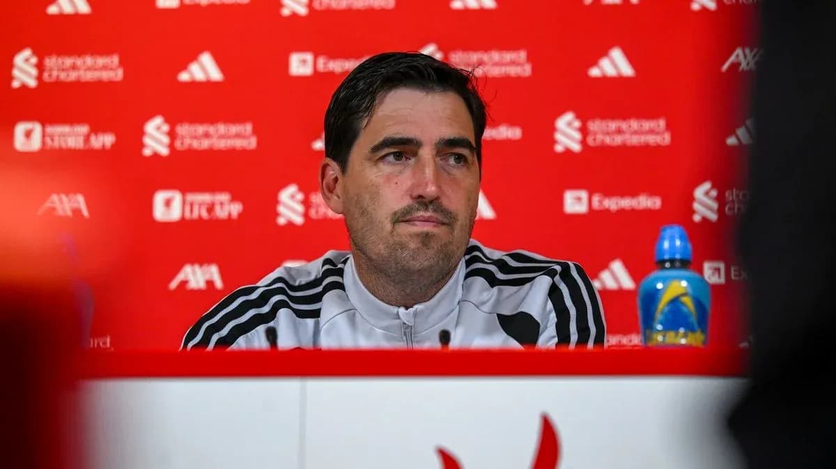 Entrenador en rueda de prensa con fondo rojo