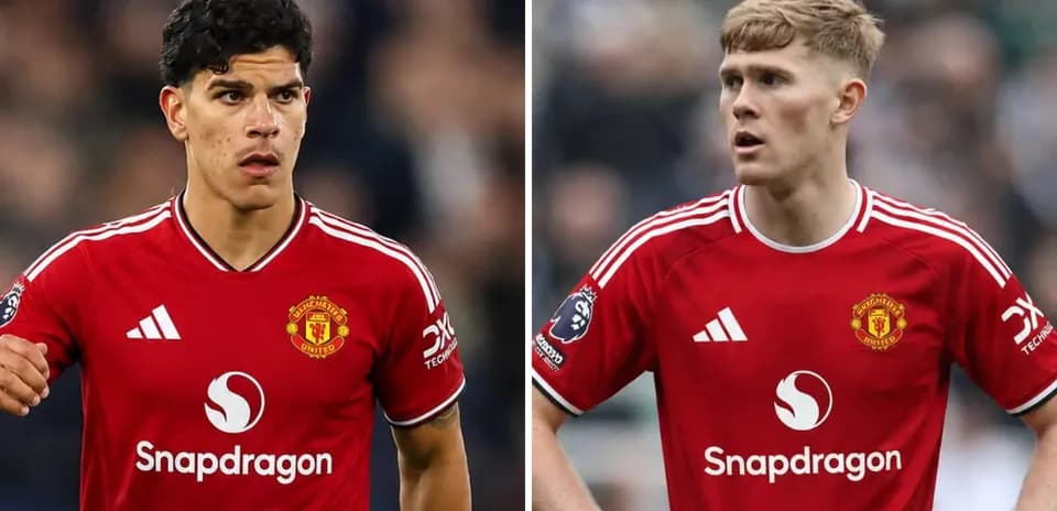 Dos jugadores de Manchester United en uniforme rojo