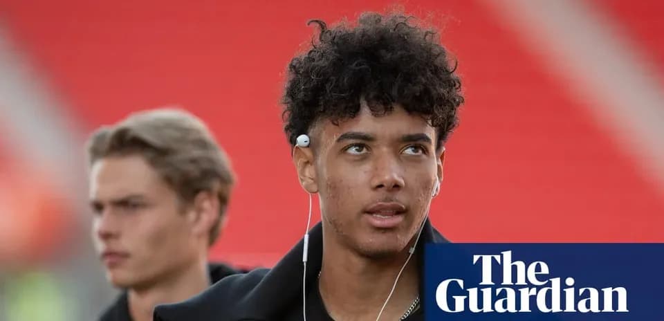 Jugador caminando con auriculares antes del partido