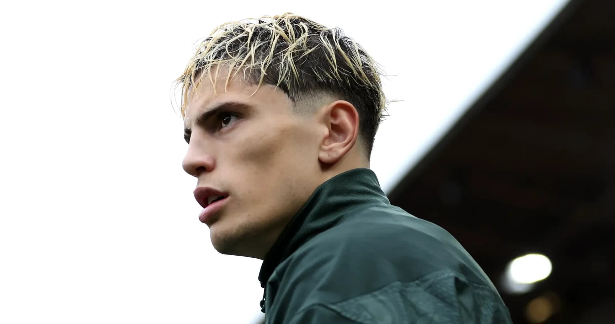 Jugador con cabello rubio en campo de entrenamiento