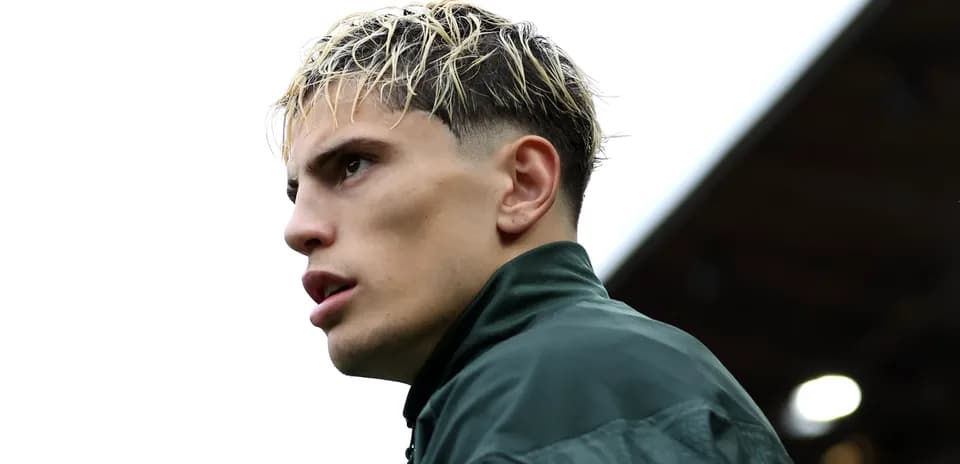 Jugador con cabello rubio en campo de entrenamiento