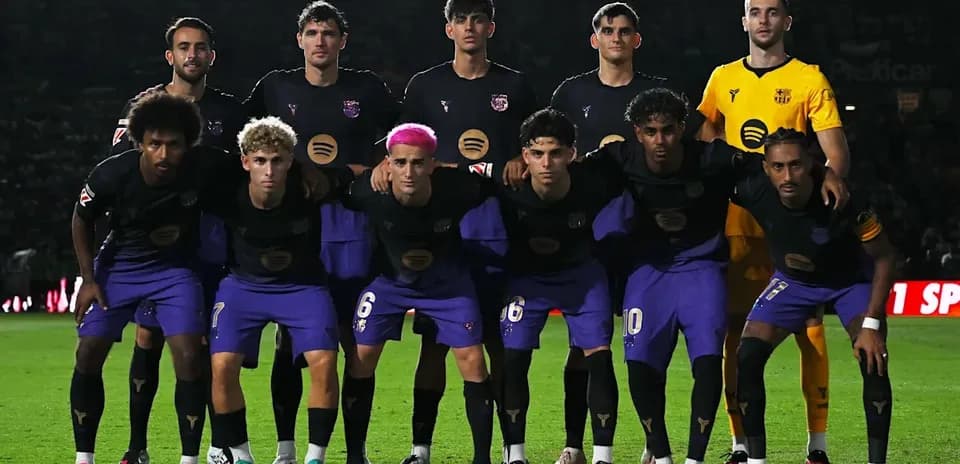 Equipo posando en el campo antes del partido