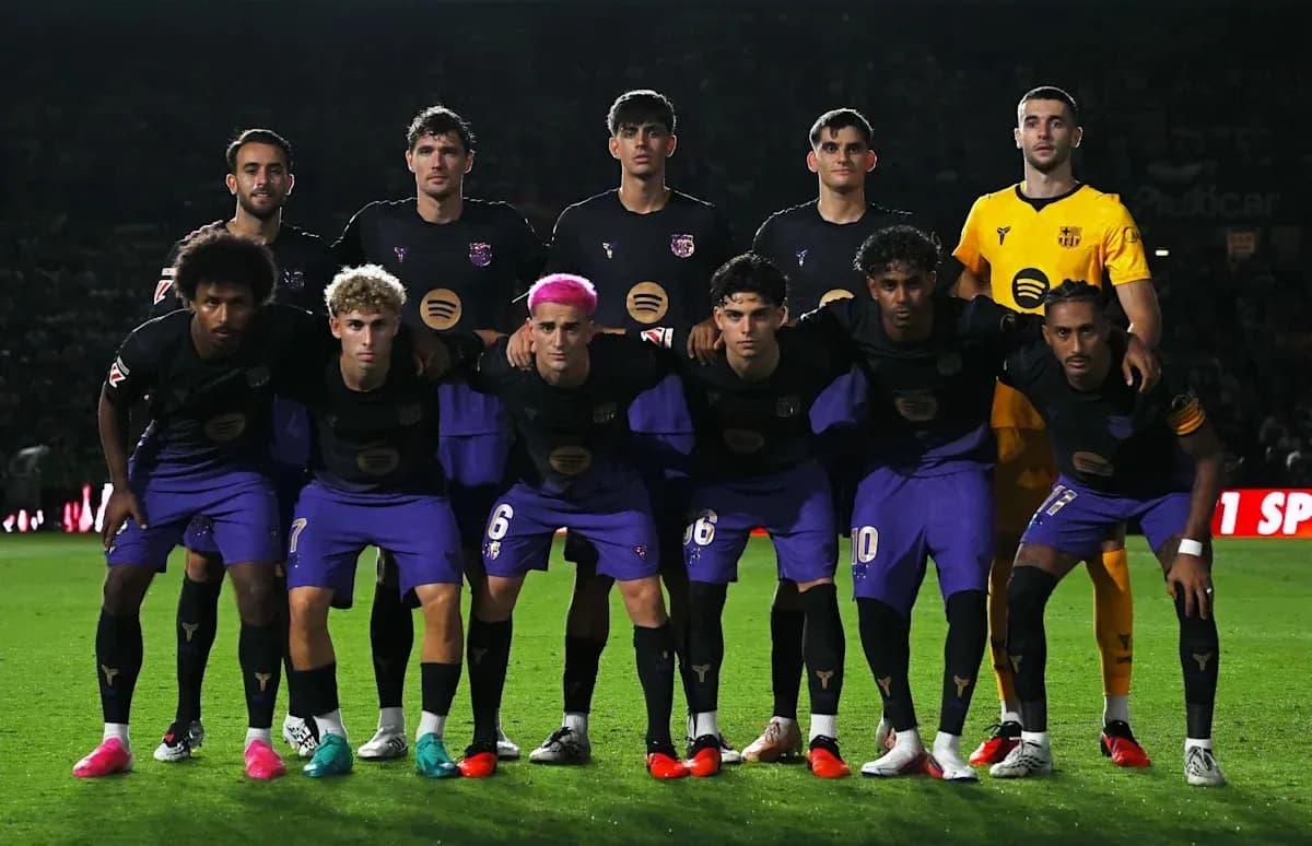 Equipo posando en el campo antes del partido