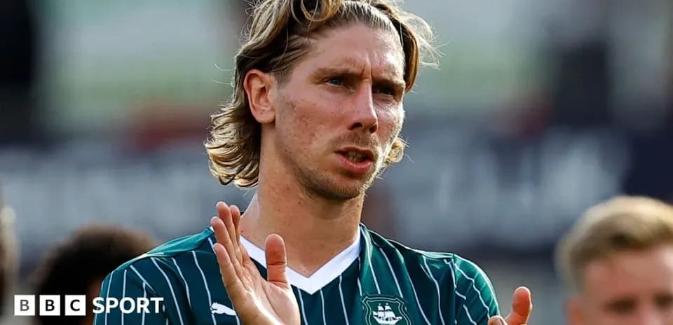 Jugador aplaudiendo en el campo de fútbol