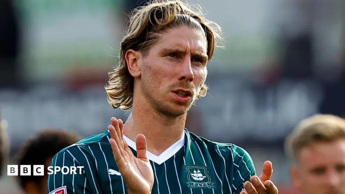 Jugador aplaudiendo en el campo de fútbol