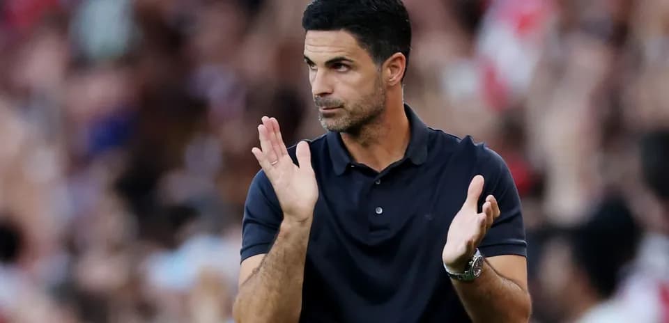 Entrenador aplaudiendo durante un partido