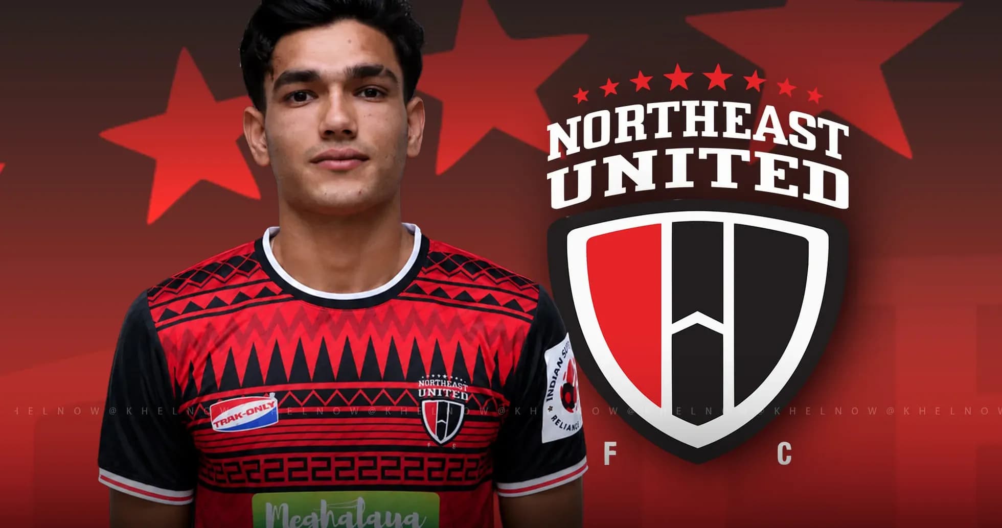 Jugador posando con camiseta de Northeast United FC