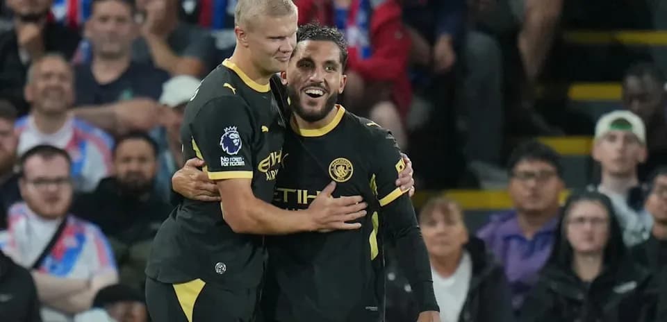 Jugadores de Manchester City celebrando un gol juntos