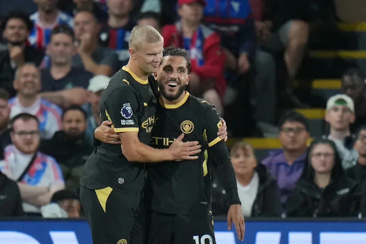 Jugadores de Manchester City celebrando un gol juntos