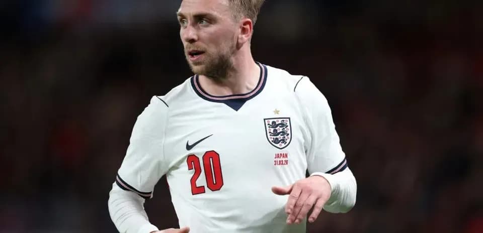 Jugador de Inglaterra con camiseta blanca en acción