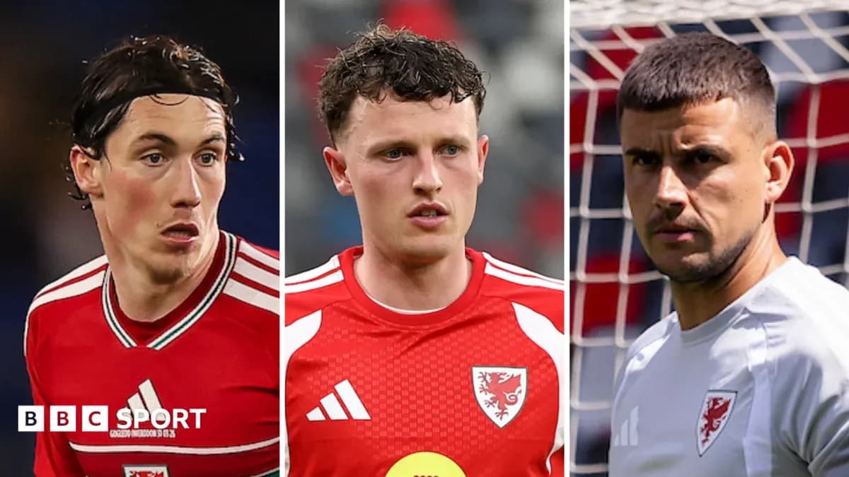 Tres jugadores de la selección de Gales en uniforme
