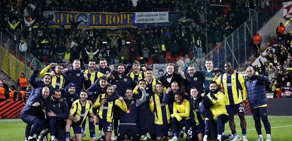 Equipo de Fenerbahçe celebrando en el estadio