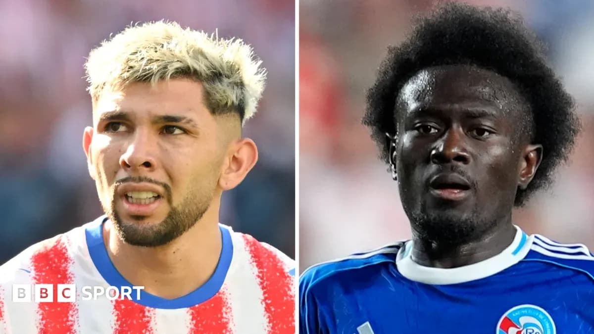 Dos jugadores en acción durante un partido de fútbol
