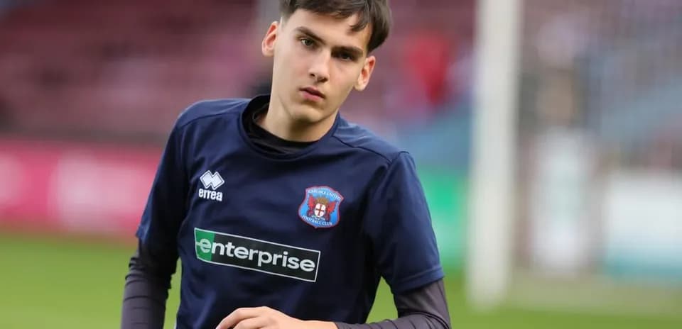 Jugador de Carlisle United calentando en el campo