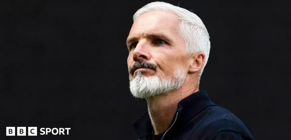 Entrenador con barba y cabello blanco mirando al frente