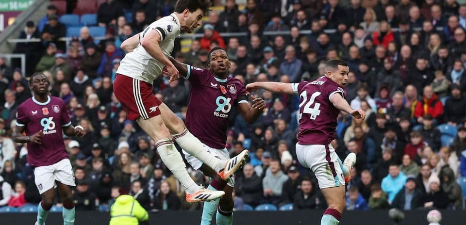 Jugador de Arsenal cabecea el balón durante el partido