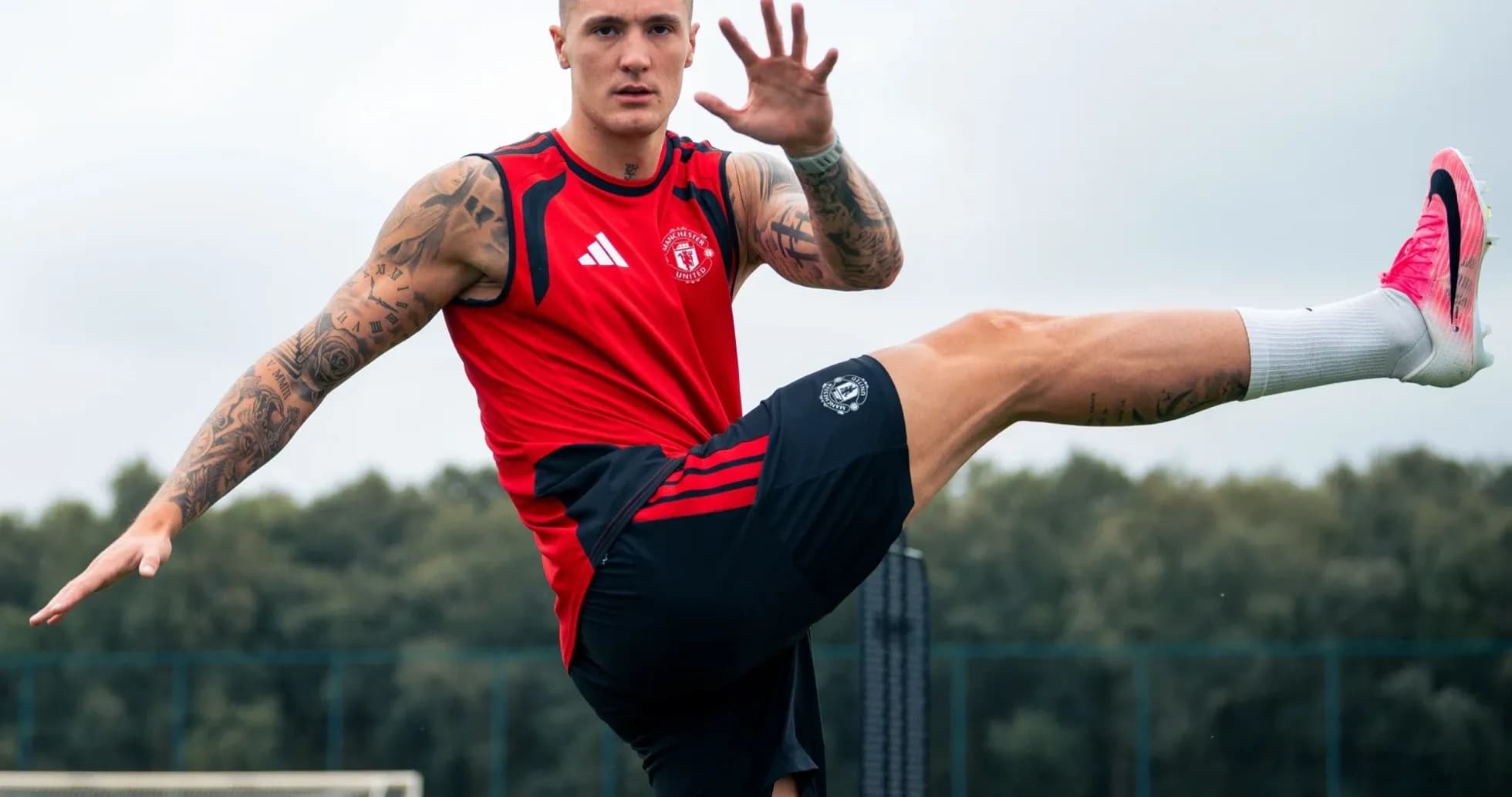 Jugador entrenando con pierna levantada en campo