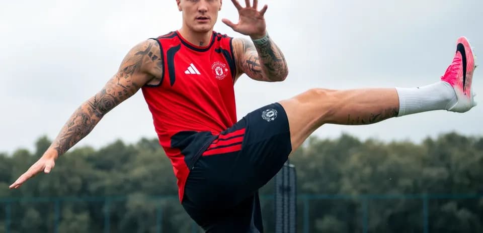 Jugador entrenando con pierna levantada en campo