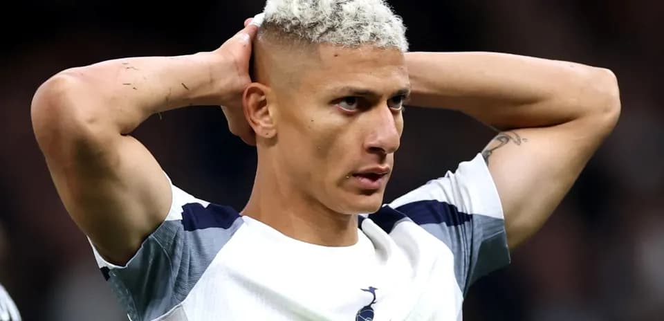Jugador sosteniendo la cabeza durante un partido