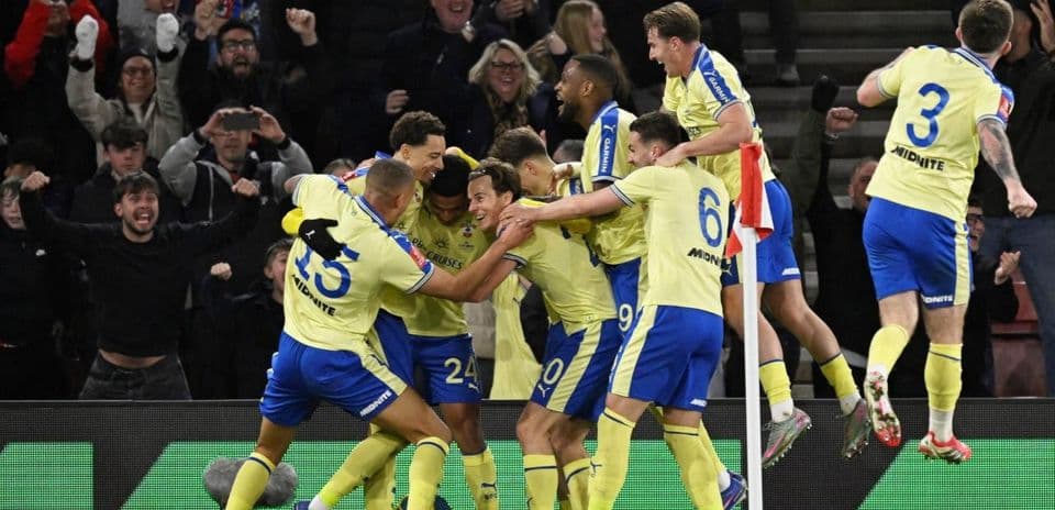 Jugadores celebrando un gol en un partido