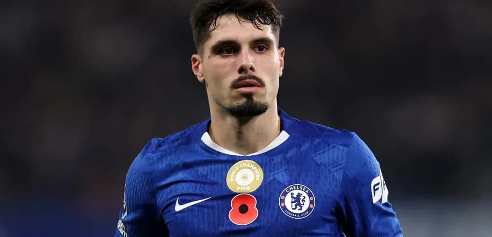 Jugador de Chelsea con camiseta azul en el campo