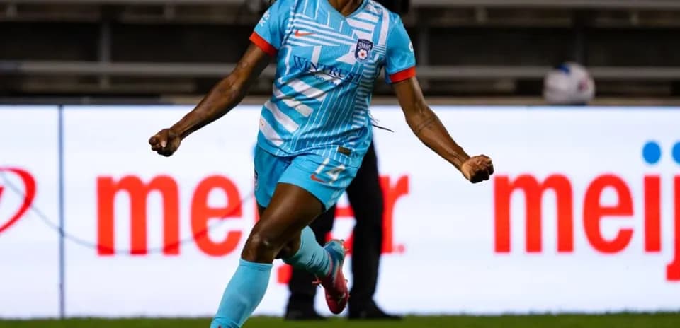 Jugadora celebrando un gol durante el partido