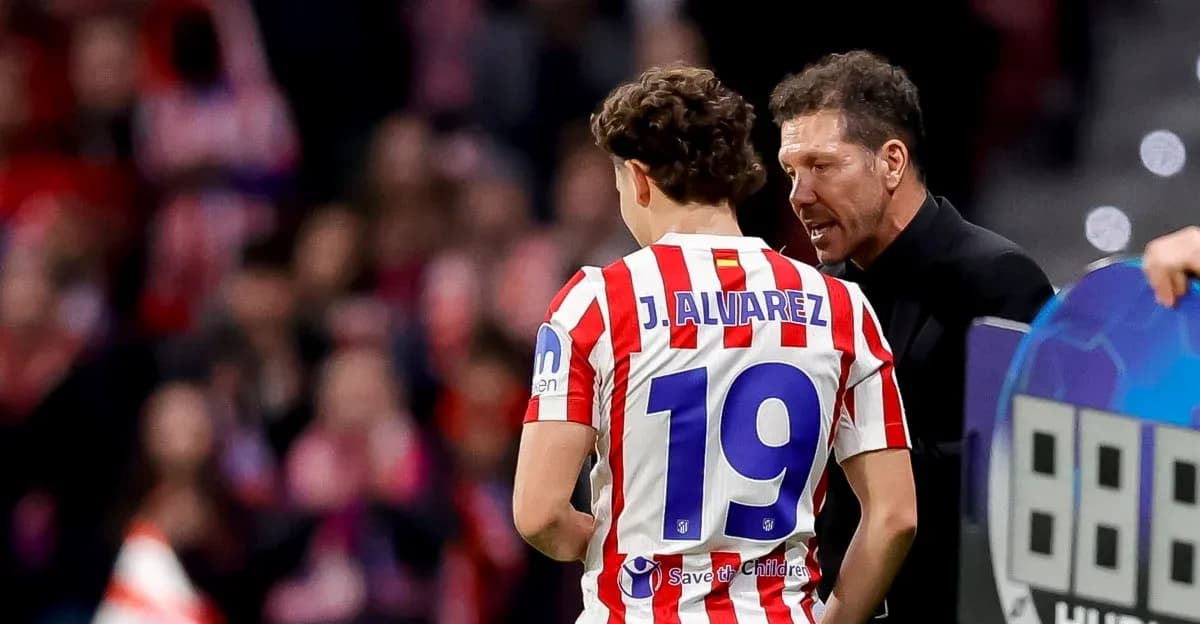 Entrenador hablando con jugador J. Álvarez en el campo