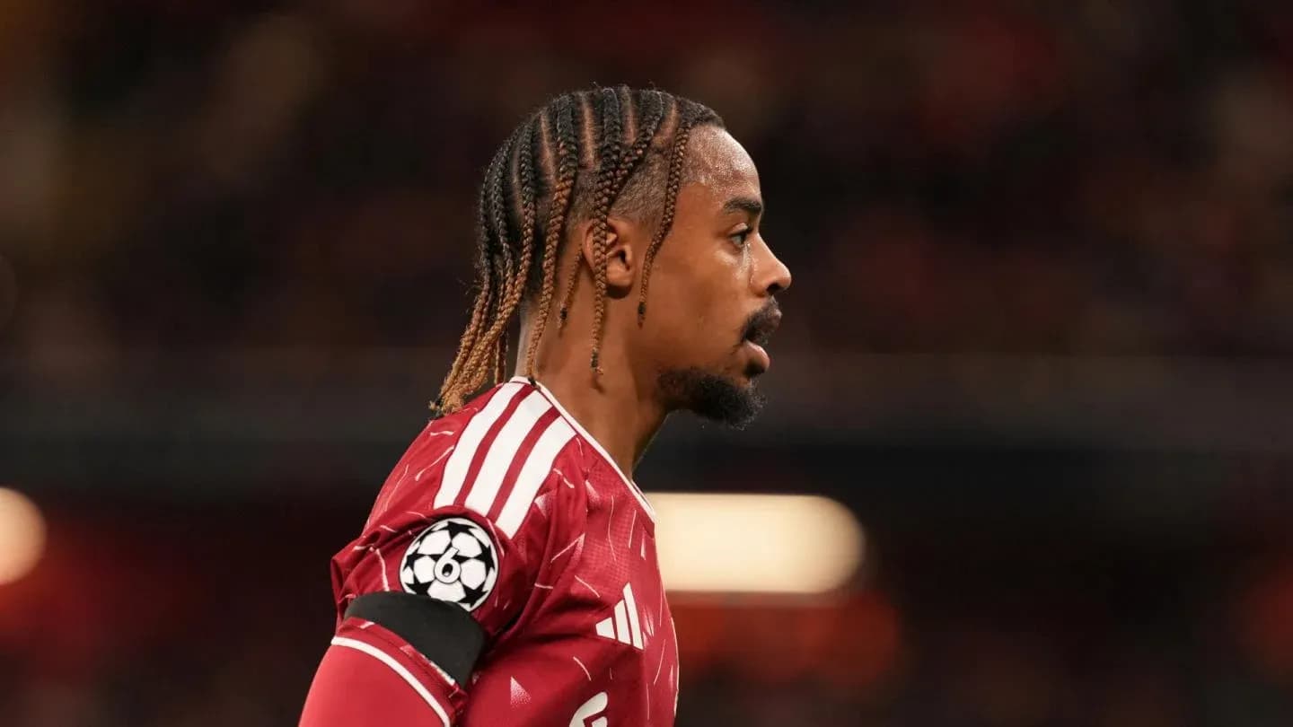 Jugador con camiseta roja y brazalete en el campo