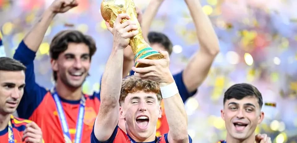 Jugador levantando el trofeo de la Copa Mundial
