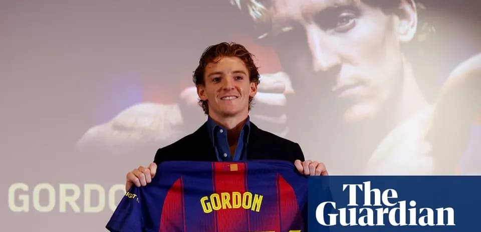 Jugador presenta camiseta de FC Barcelona en evento