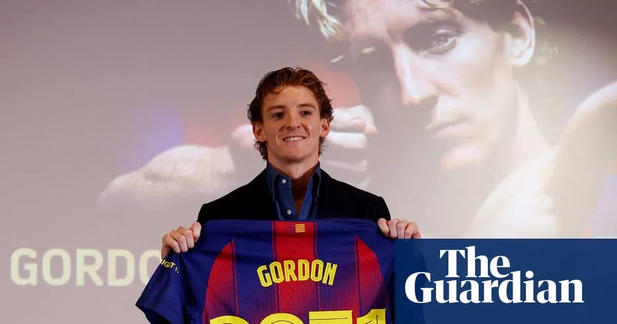 Jugador presenta camiseta de FC Barcelona en evento