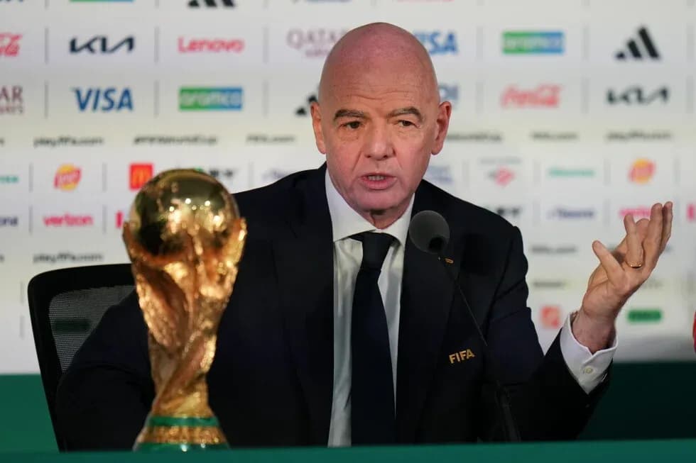 Presidente de FIFA hablando en conferencia de prensa