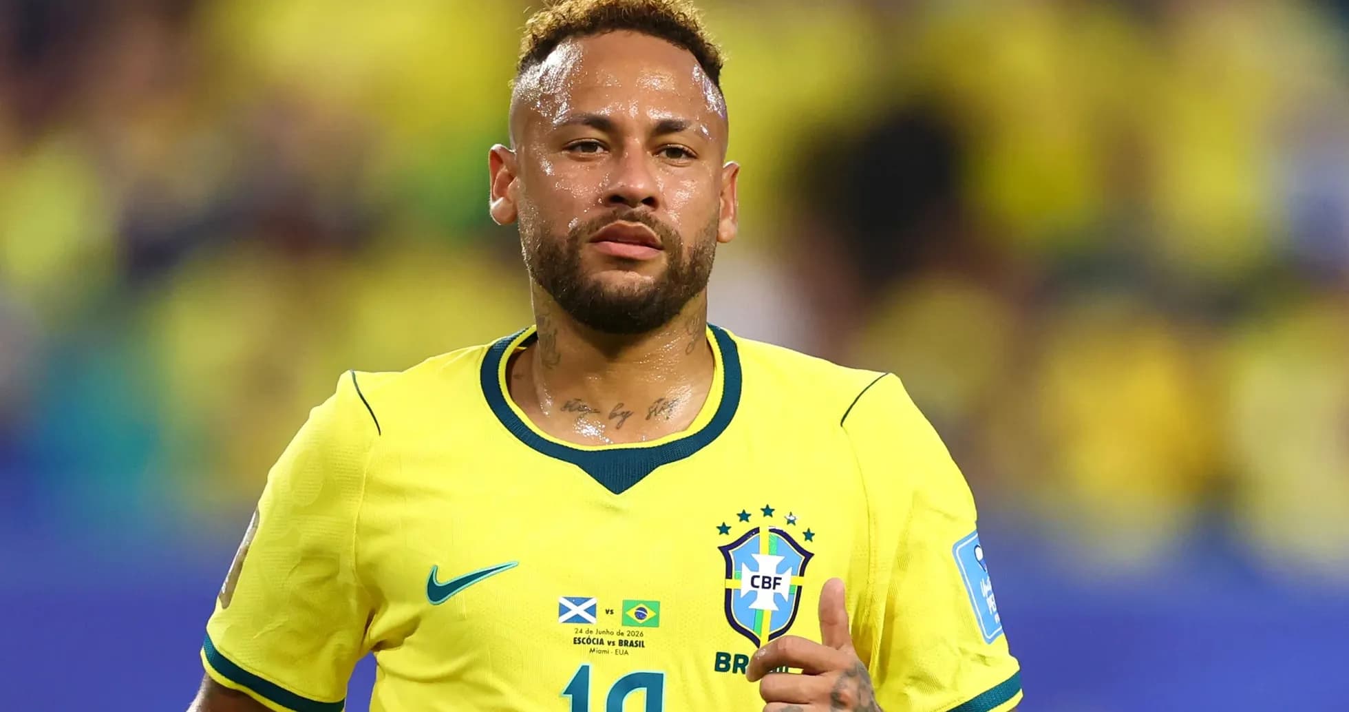 Jugador brasileño en uniforme amarillo durante partido