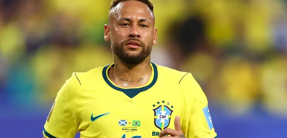 Jugador brasileño en uniforme amarillo durante partido