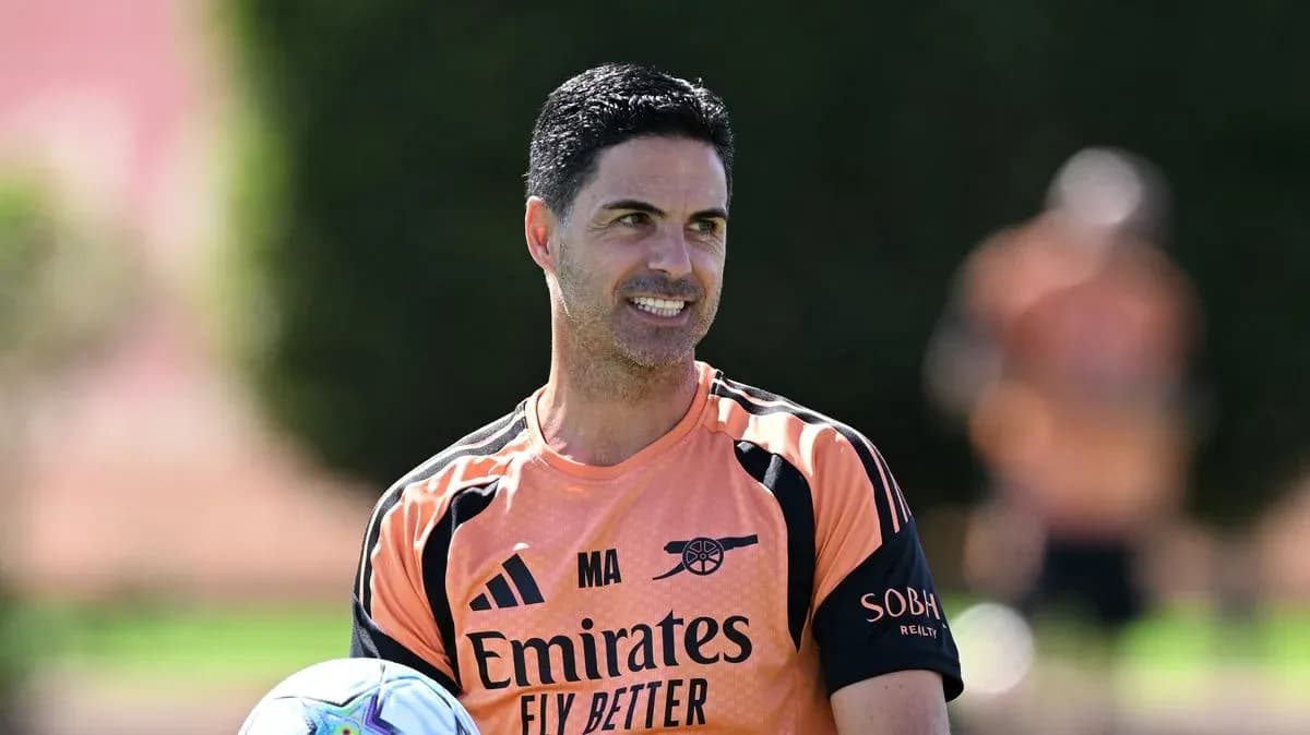 Entrenador sosteniendo un balón durante sesión de entrenamiento