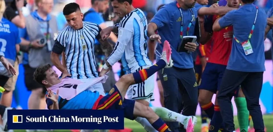 Jugadores de Argentina y España en confrontación en el campo