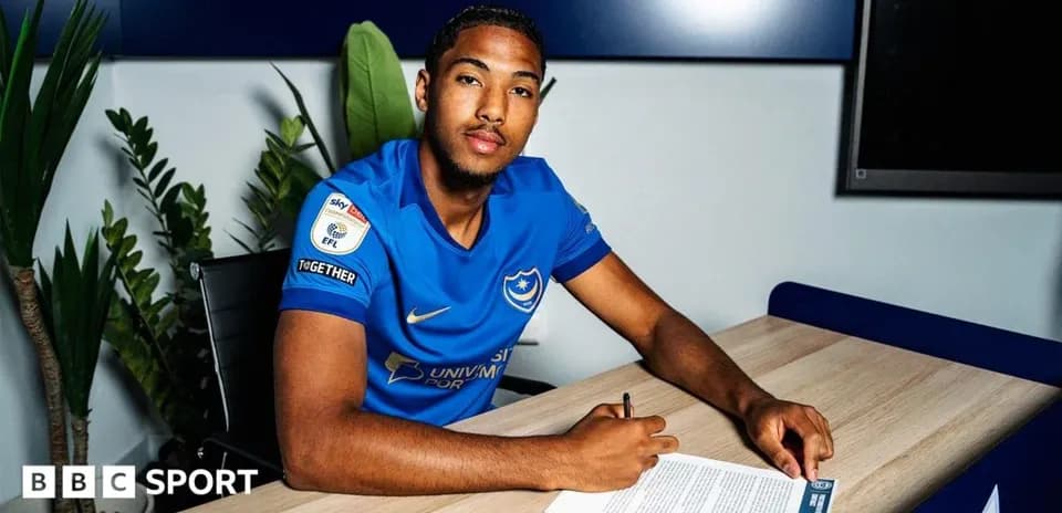 Jugador de Portsmouth firmando contrato en mesa