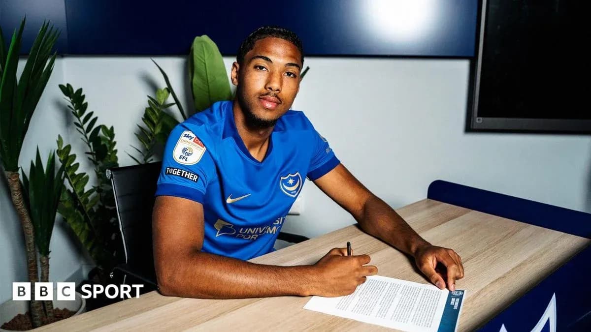 Jugador de Portsmouth firmando contrato en mesa