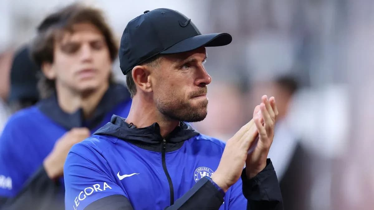 Entrenador aplaudiendo en la línea de banda
