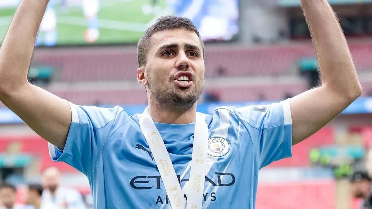Jugador de Manchester City levantando un trofeo