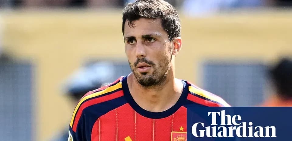 Jugador con camiseta de la selección española en el campo