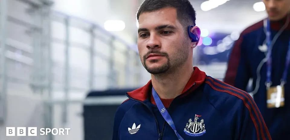 Jugador de Newcastle United entrando al estadio
