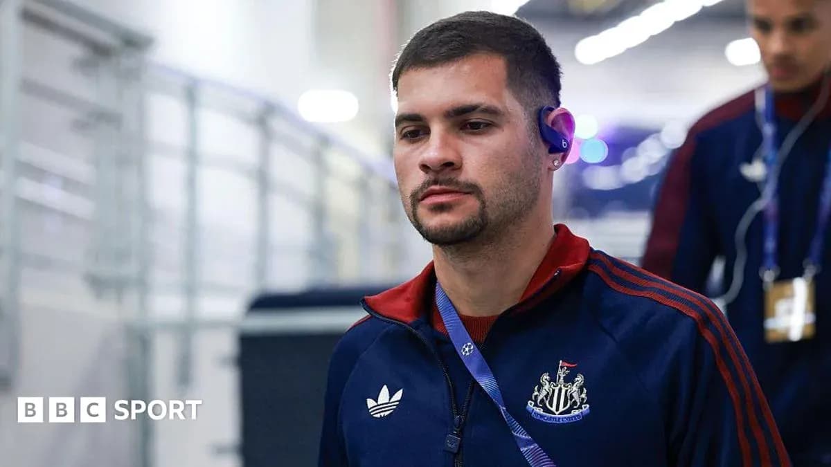 Jugador de Newcastle United entrando al estadio